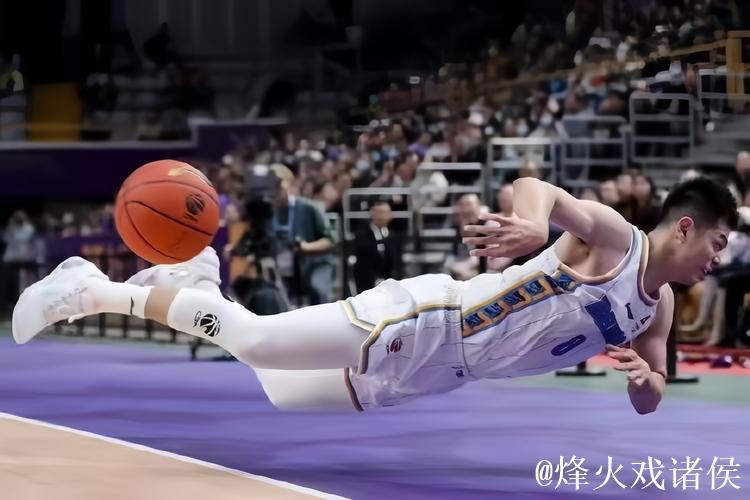 精彩配合！方硕突破中送出妙传，斯佩尔曼原地暴起单手暴扣